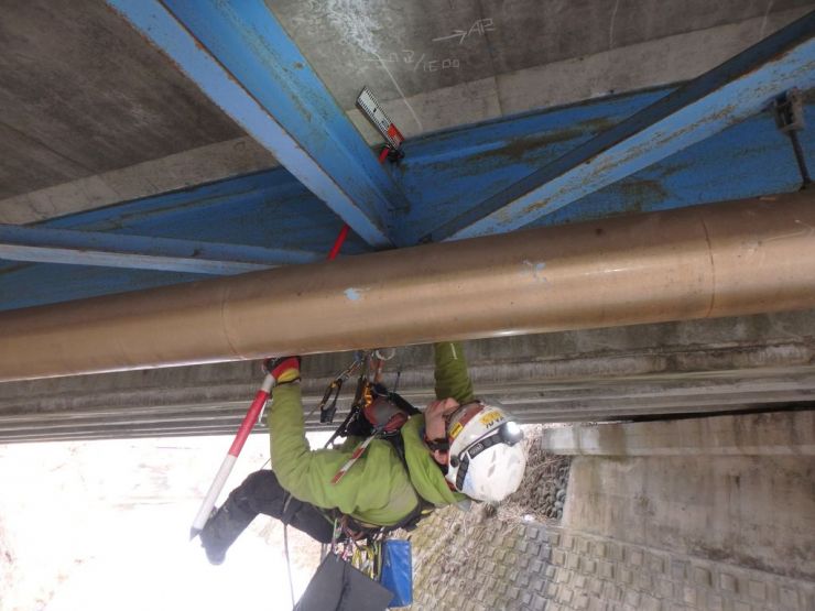 橋梁点検中の写真